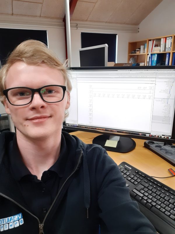 Robotter i industrien har mange fordele. Her er vores PLC-programmør, Rasmus