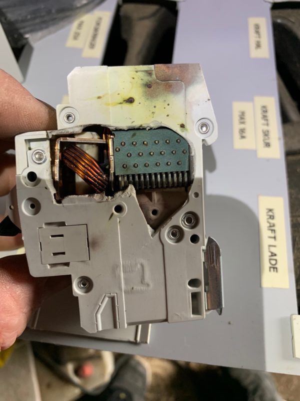 Sikringsgruppe fra siden - Lyn kan have store konsekvenser for din elektronik