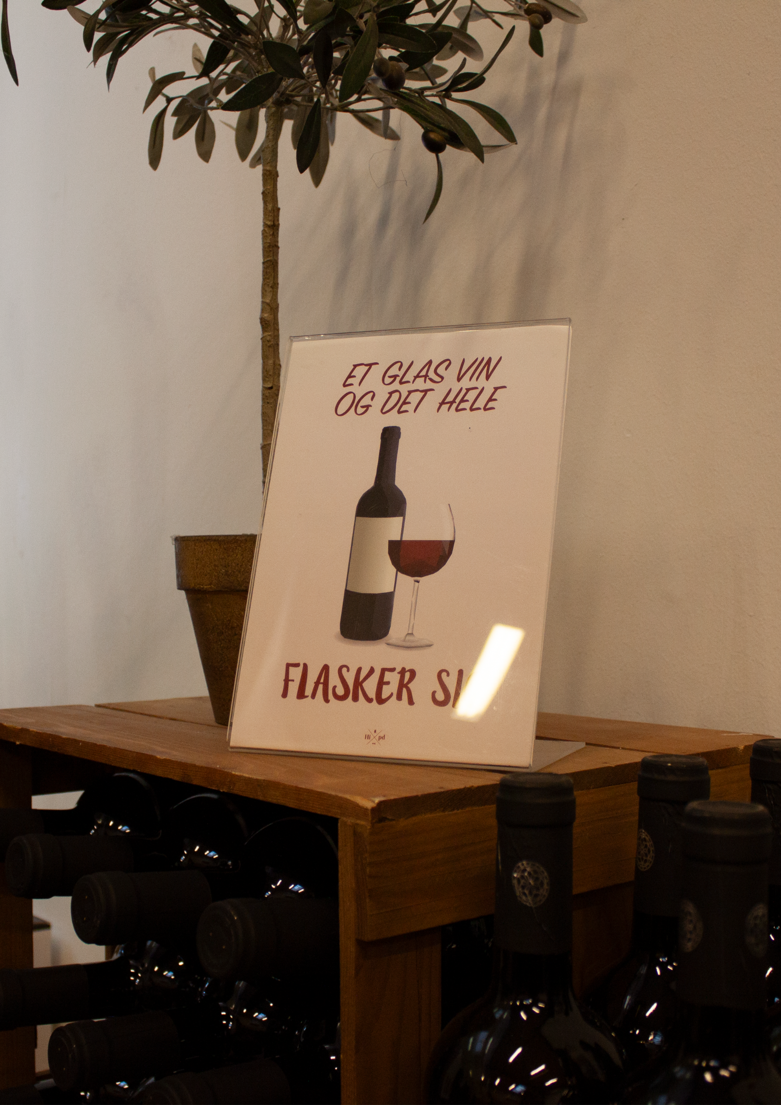 AN Agentur - En flaske vin og det hele flasker sig