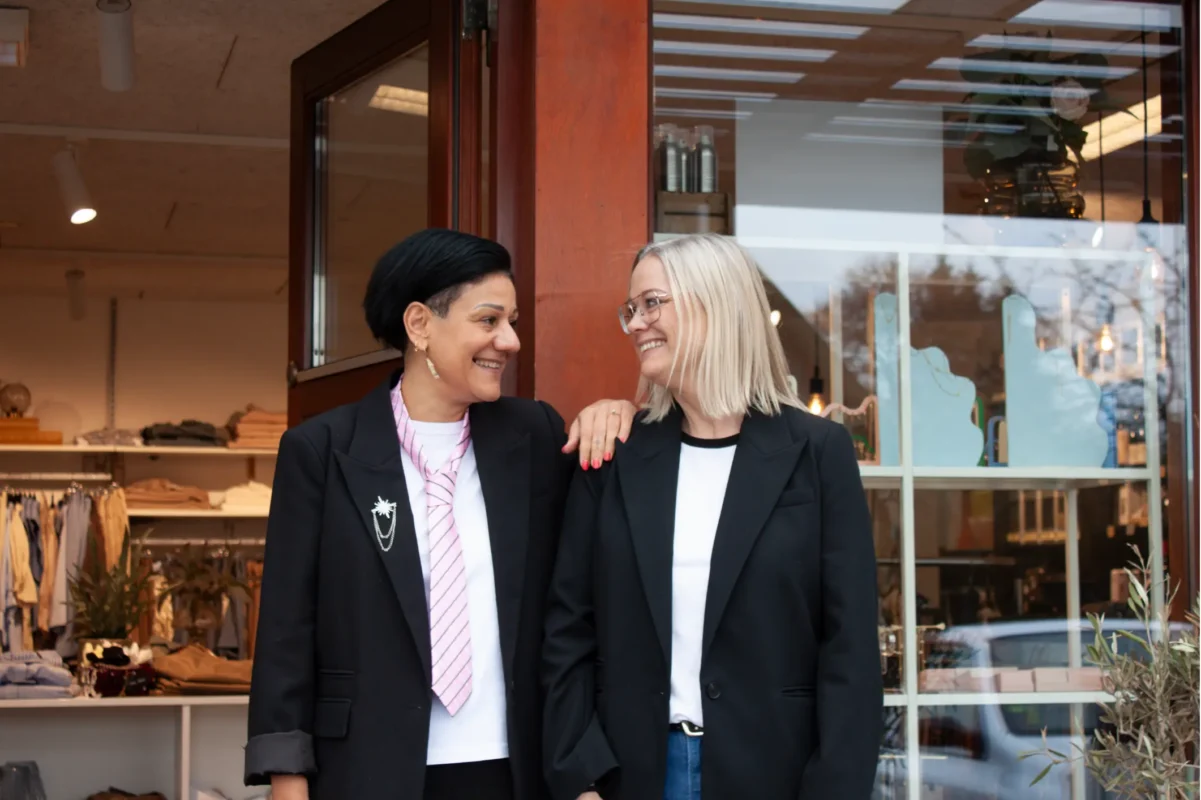 MaMilla - Marie og Rikke ved butiksfacade
