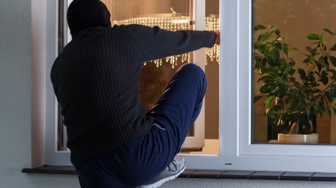 Mand klædt i sort, begår indbrud